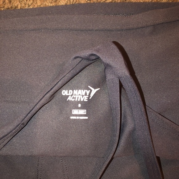 Cropped workout top. - Picture 2 of 2